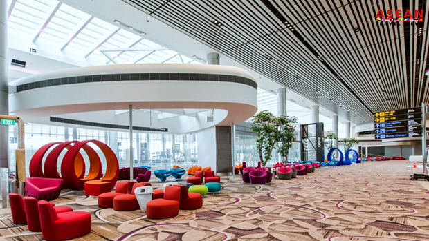 Changi Airport Group (CAG) on Tuesday said that Terminal 4 at Changi Airport will suspend all its operations from coming Saturday (16th May). In a statement, CAG said: "Changi Airport's terminal operations will be consolidated further to optimise resources in tandem with the sharp decline in flight movements because of the global Covid-19 pandemic.” Terminal 4 is the newest terminal at the airport, having opened in October 2017. Commenting on the Terminal 4 closure, Transport Minister Khaw Boon Wan said: "These are trying times for aviation and the Changi community. Great uncertainties remain but we remain optimistic on eventual aviation recovery.” Mr Khaw added that the suspension would also allow upgrading works at Terminal 2 to be sped up, which is expected to be completed by 2024. The operations at Terminal 2 were already suspended earlier as the flight traffic decreased substantially due to cross border controls measures to prevent spread of pandemic. CAG statement added "Even as terminal operations are scaled down during this period, CAG continues to work closely with its airline and airport partners and stands ready to restart operations at Terminal 4 as soon as a sufficient number of flights return to the terminal." Stores and restaurants in Terminal 4 will also be closed and shuttle bus service connecting Terminal 3 and Terminal 4 will also be suspended until operations resume. CAG added food and beverage outlets at Changi Airports other terminals are still open for takeaways, and essential services such as pharmacies are still open to serve airport staff members and the public in the airport's public areas. Though, Skytrain services at Changi Airport have been reduced due to low demand.